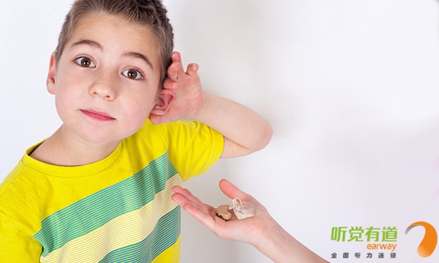 10岁小男孩小耳畸形，术后佩戴完全耳道式助听器