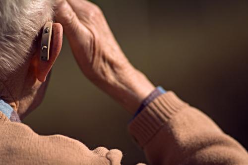 老年性耳聋戴助听器怎么样？